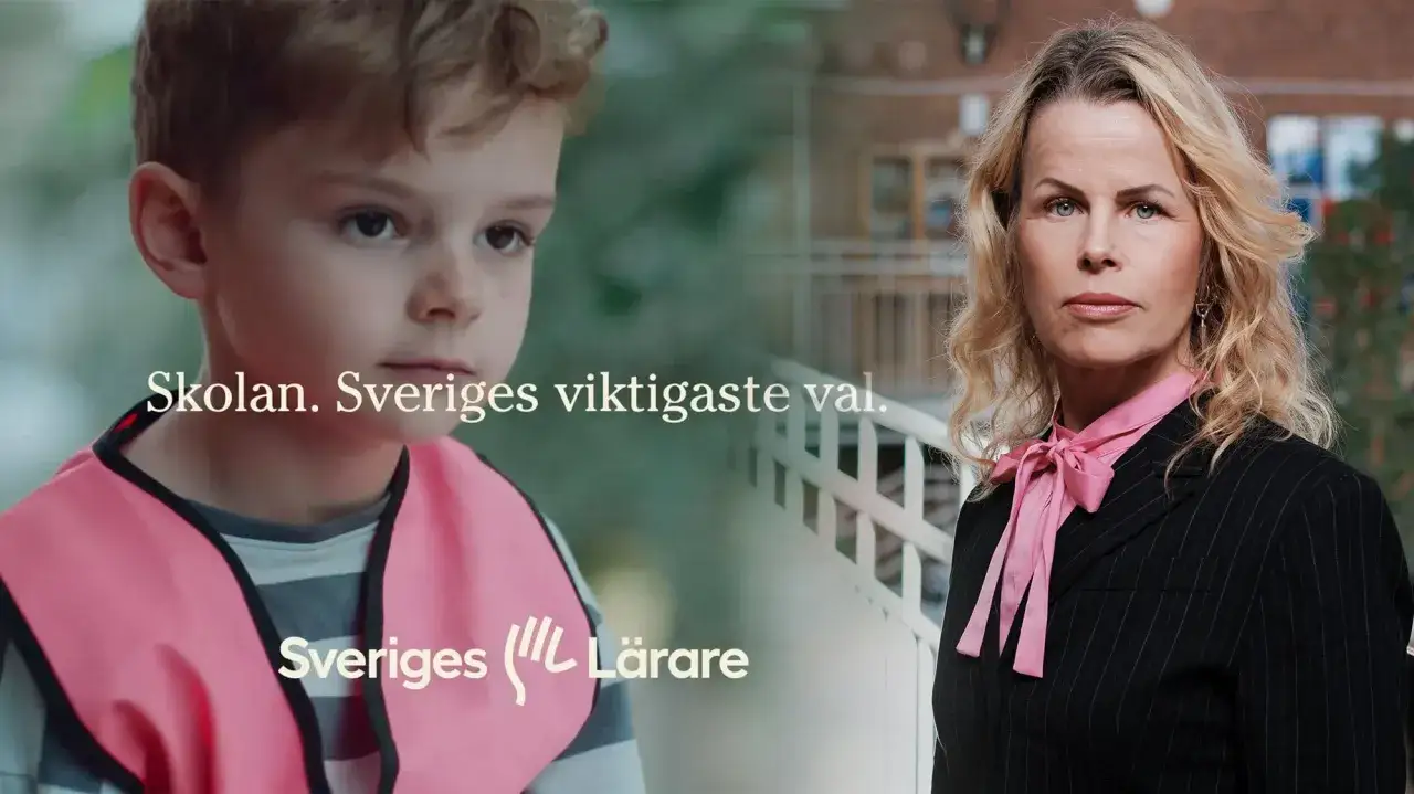 En pojke med rosa väst och en kvinna i kostym. Texten