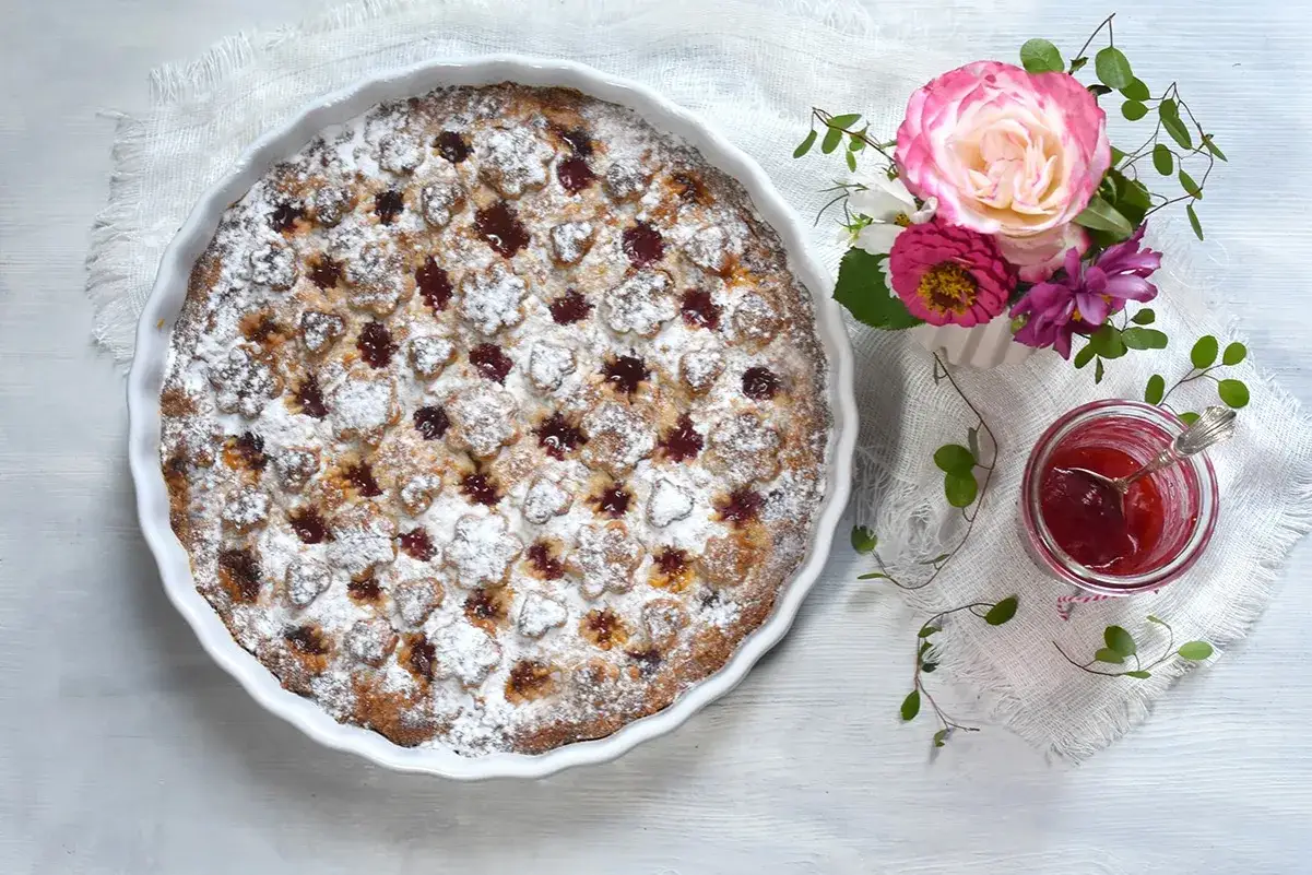 Linzertorte-Rezept von Landfrauen: Ein Klassiker mit Marmelade und Puderzucker, verziert mit Blumen.