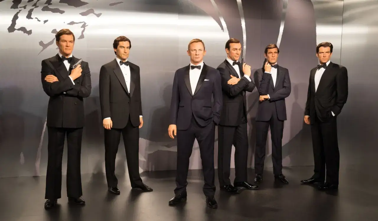 Vaxdockor av sex olika James Bond-sk&aring;despelare, alla kl&auml;dda i smoking. En samling som representerar en era av nya James Bond-filmer.