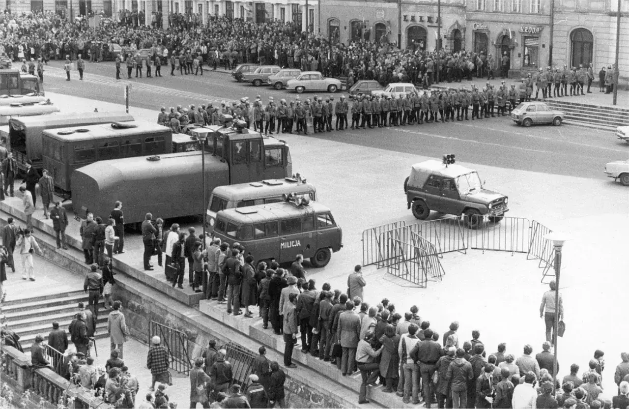 Tłum ludzi w Warszawie, milicja i wojsko pilnują porządku. Profesor Andrews m&oacute;gł być świadkiem tych wydarzeń.