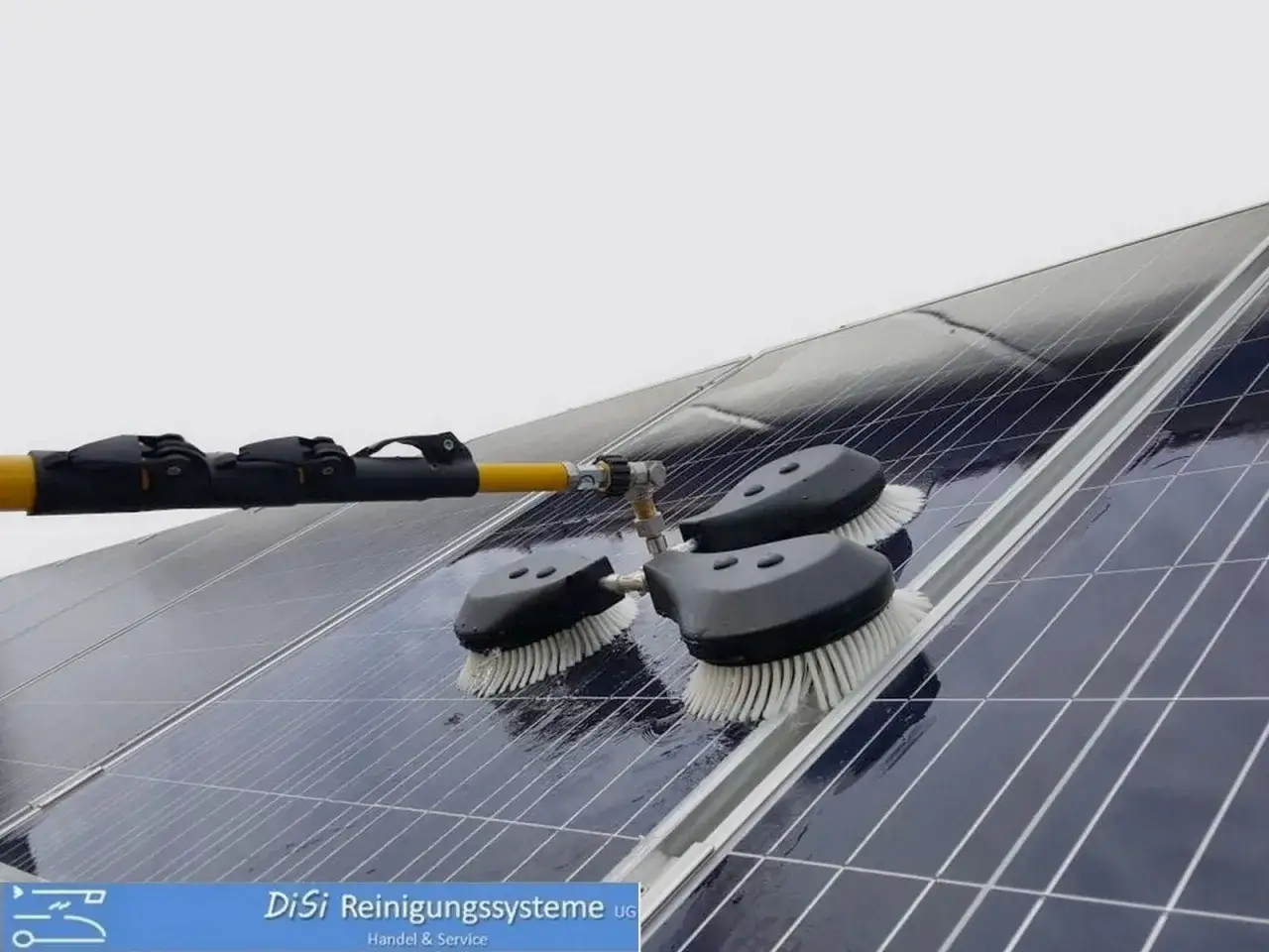 Professionelle photovoltaik reinigung mit einem Teleskopstiel und rotierenden B&uuml;rsten.
