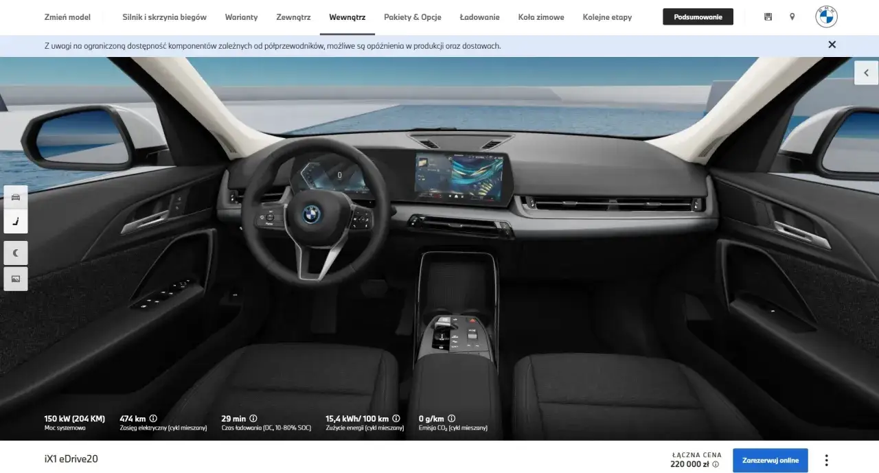 Wnętrze BMW X1 elektryk: nowoczesny kokpit z dużym ekranem, kierownicą i detalami drzwi.
