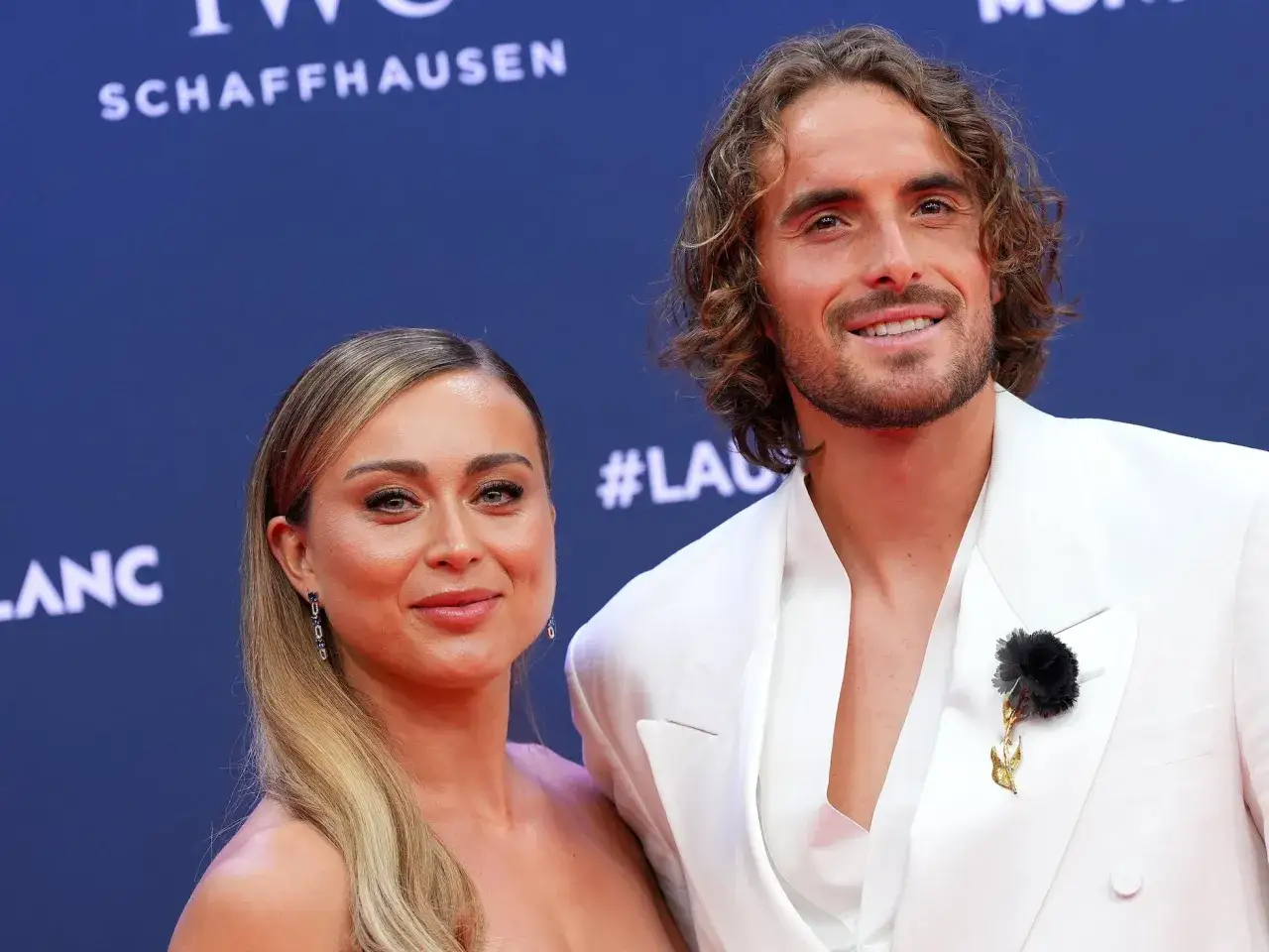Paula Badosa y su novio, Stefanos Tsitsipas, sonr&iacute;en en la alfombra roja.