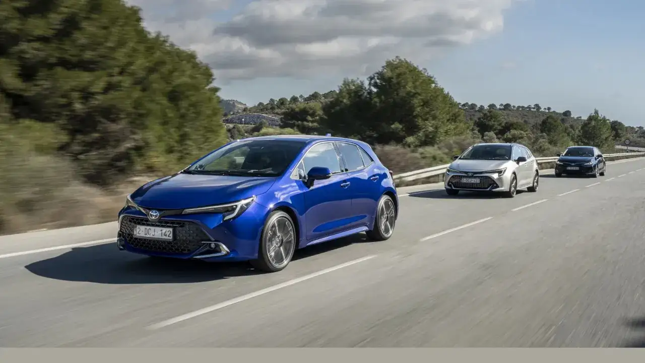 Trzy Toyoty Corolli jadące drogą. Niebieska Corolla z przodu, za nią srebrna i czarna. Sprawdź aktualną toyota corolla cena!