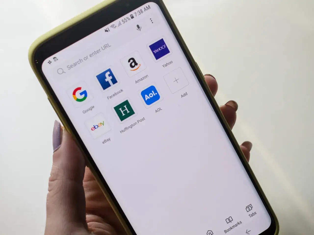 Maintenant, je navigue sur mon t&eacute;l&eacute;phone avec Samsung Internet, explorant Google, Facebook, Amazon et Yahoo.