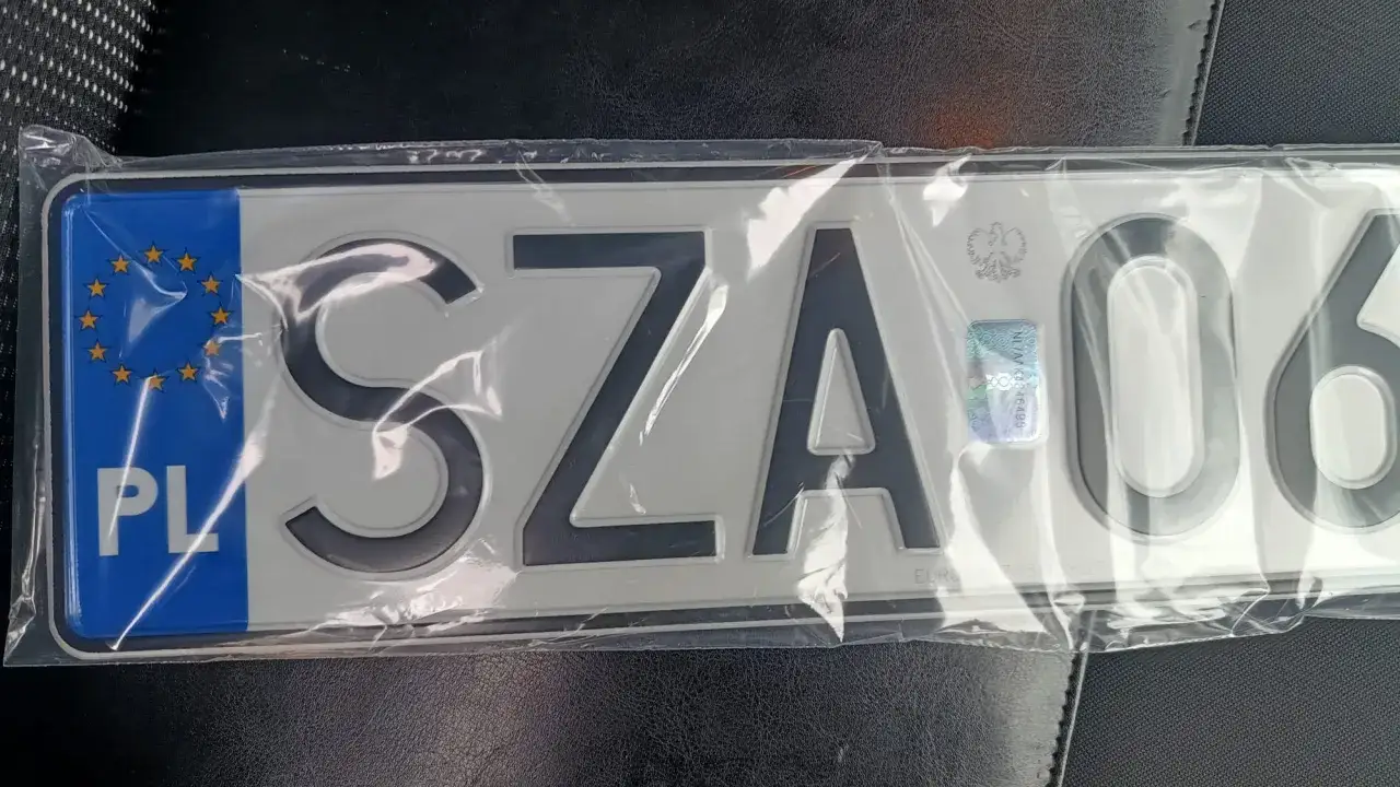 Nowa rejestracja sza z europejskimi oznaczeniami.