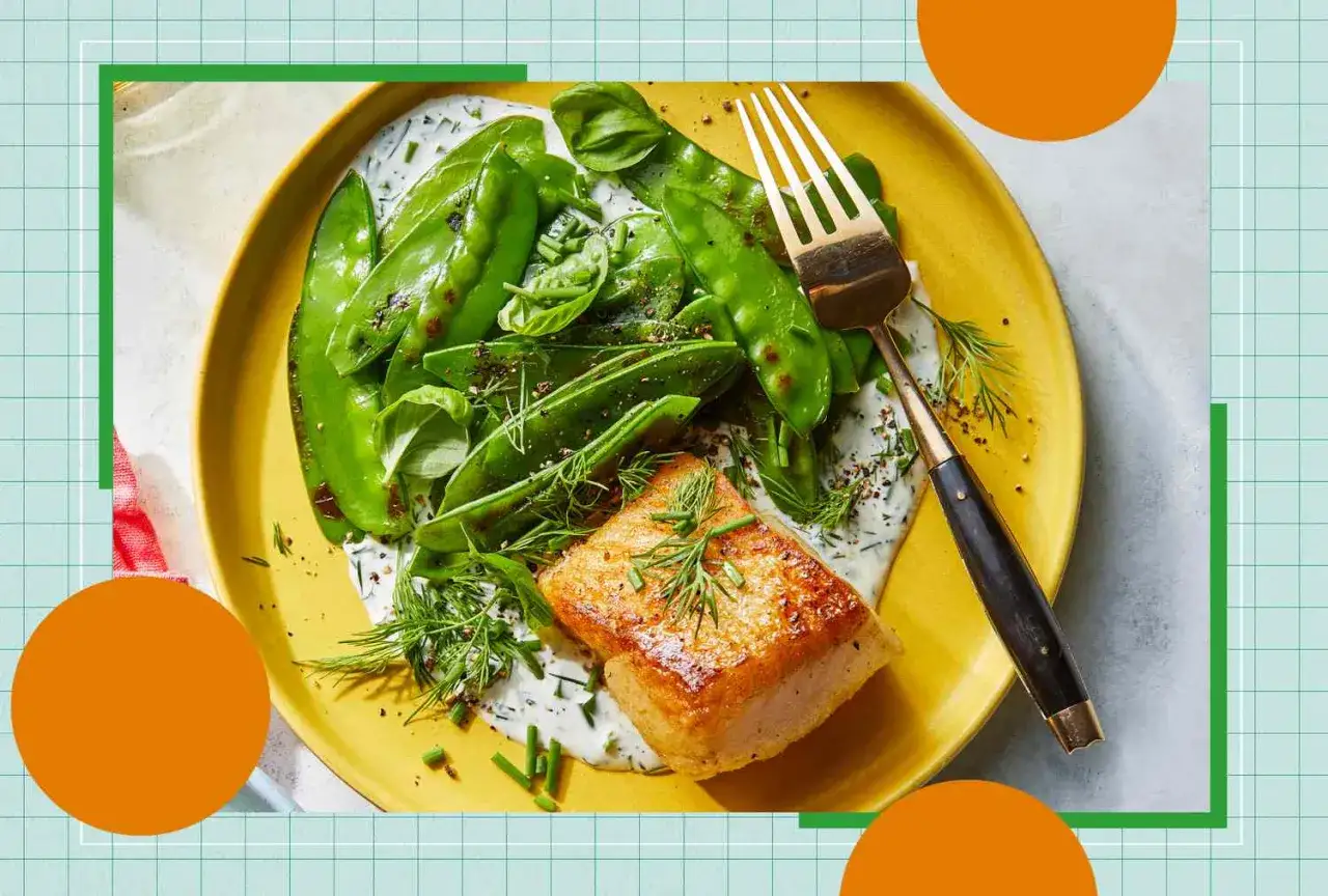 Ryba z zielonym groszkiem i sosem koperkowym – idealne danie na dietę niskotłuszczową.