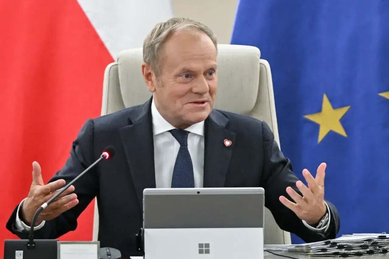 Donald Tusk, w garniturze, przemawia na tle flagi Polski i UE. Czy to już moment, kiedy kończy się kadencja premiera Tuska?