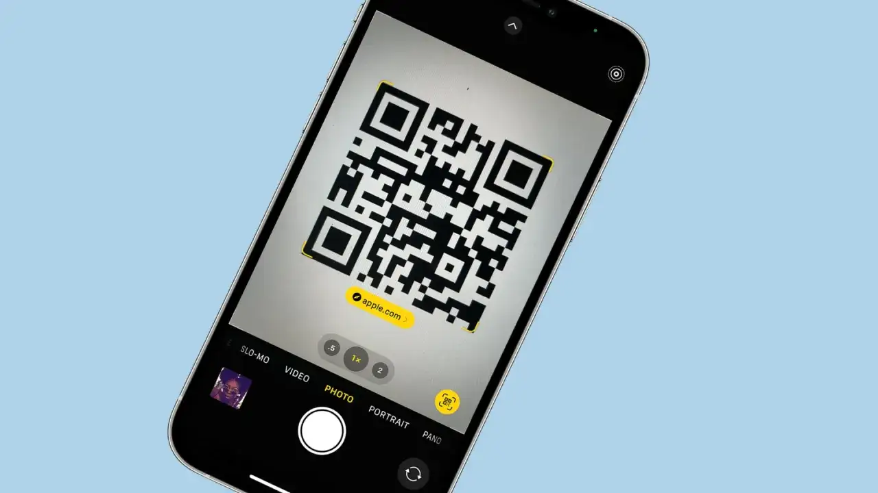 Aparat telefonu iPhone pokazuje kod QR z napisem