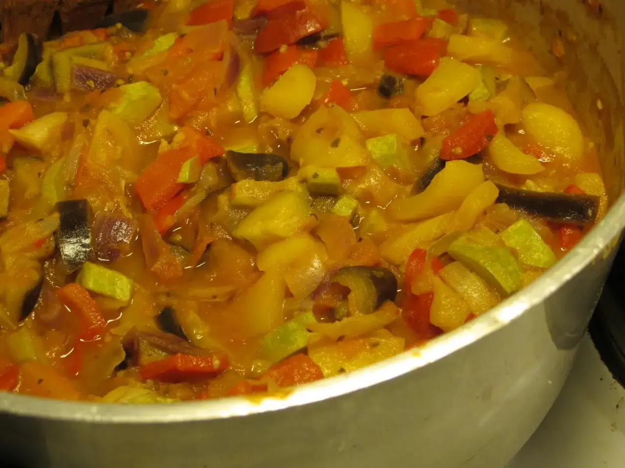 En gryta fylld med f&auml;rgglada gr&ouml;nsaker som aubergine, zucchini, paprika och potatis. En h&auml;rlig ratatouille recept som bubblar i grytan.