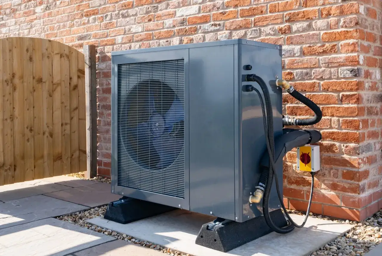 Unidad exterior de aerotermia con radiadores, ideal para opiniones sobre eficiencia energ&eacute;tica.