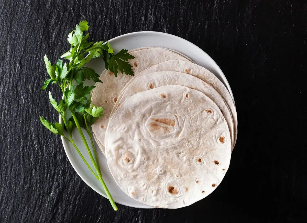Placki tortilli na talerzu z natką pietruszki. Idealne do przygotowania pysznych dań, gdy szukasz prostego tortilla przepis.