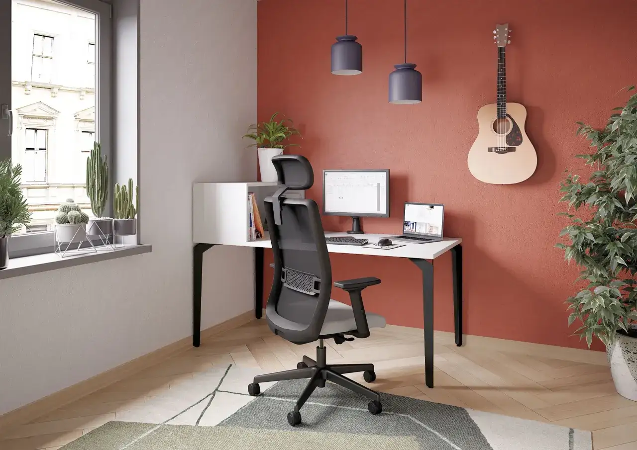 Bureau moderne avec mur couleur terre cuite, tendance peinture bureau. Guitare accrochée, ordinateur, plantes et fauteuil ergonomique.