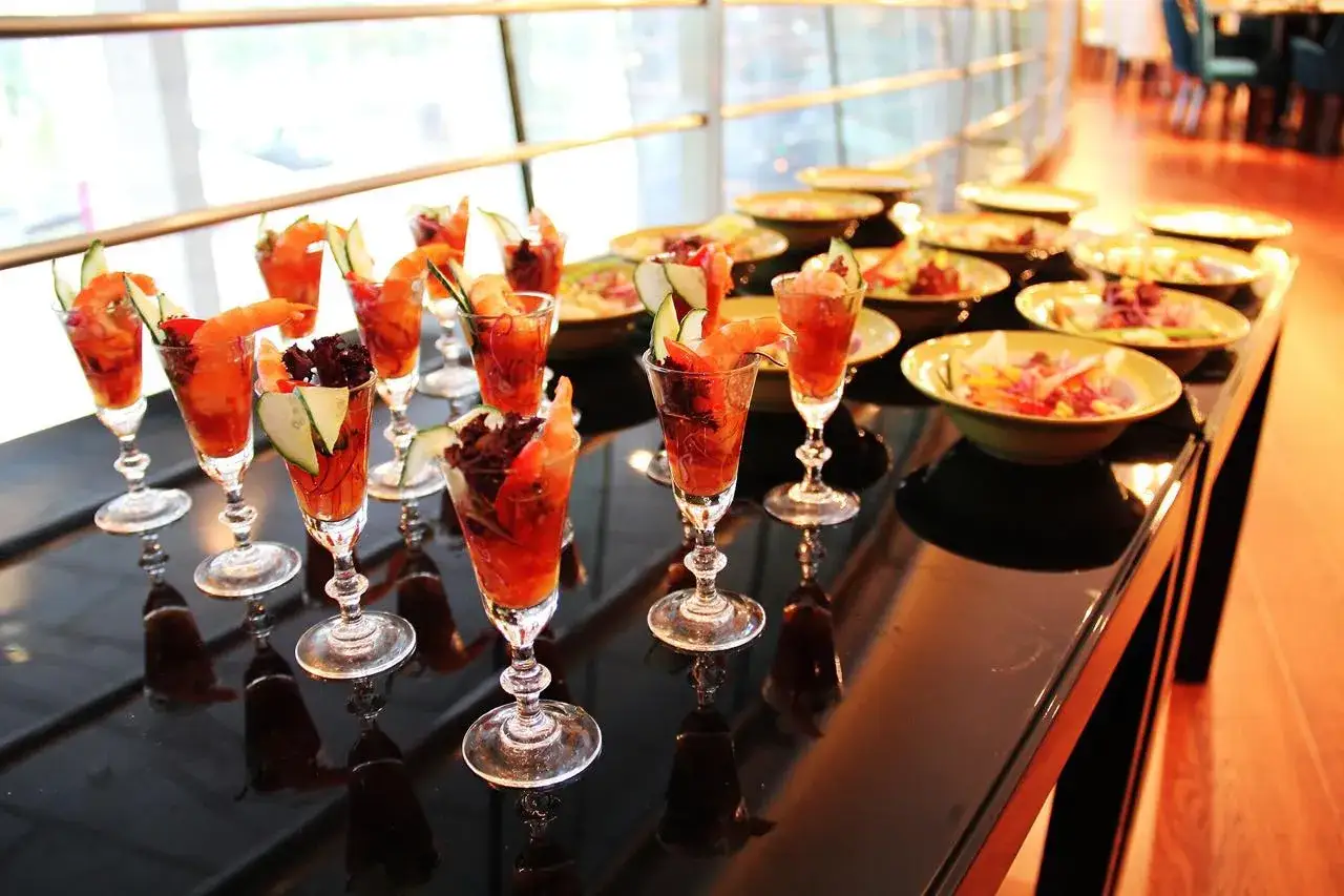 Des verrines de crevettes cocktail, garnies de concombre et de salade, sont dispos&eacute;es sur un buffet. C'est quoi un buffet ? C'est une pr&eacute;sentation de mets vari&eacute;s pour se servir &agrave; volont&eacute;.