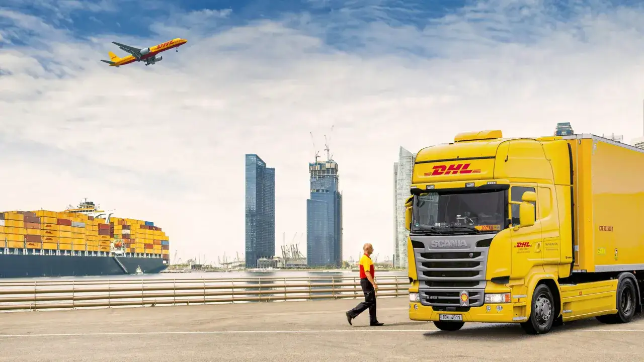DHL-LKW, Containerschiff und Flugzeug symbolisieren globalen Transportgut-Fracht-Service.