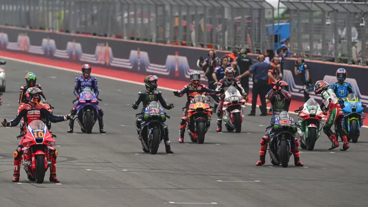 Pilotos de q1 motogp en la parrilla de salida, listos para la carrera.