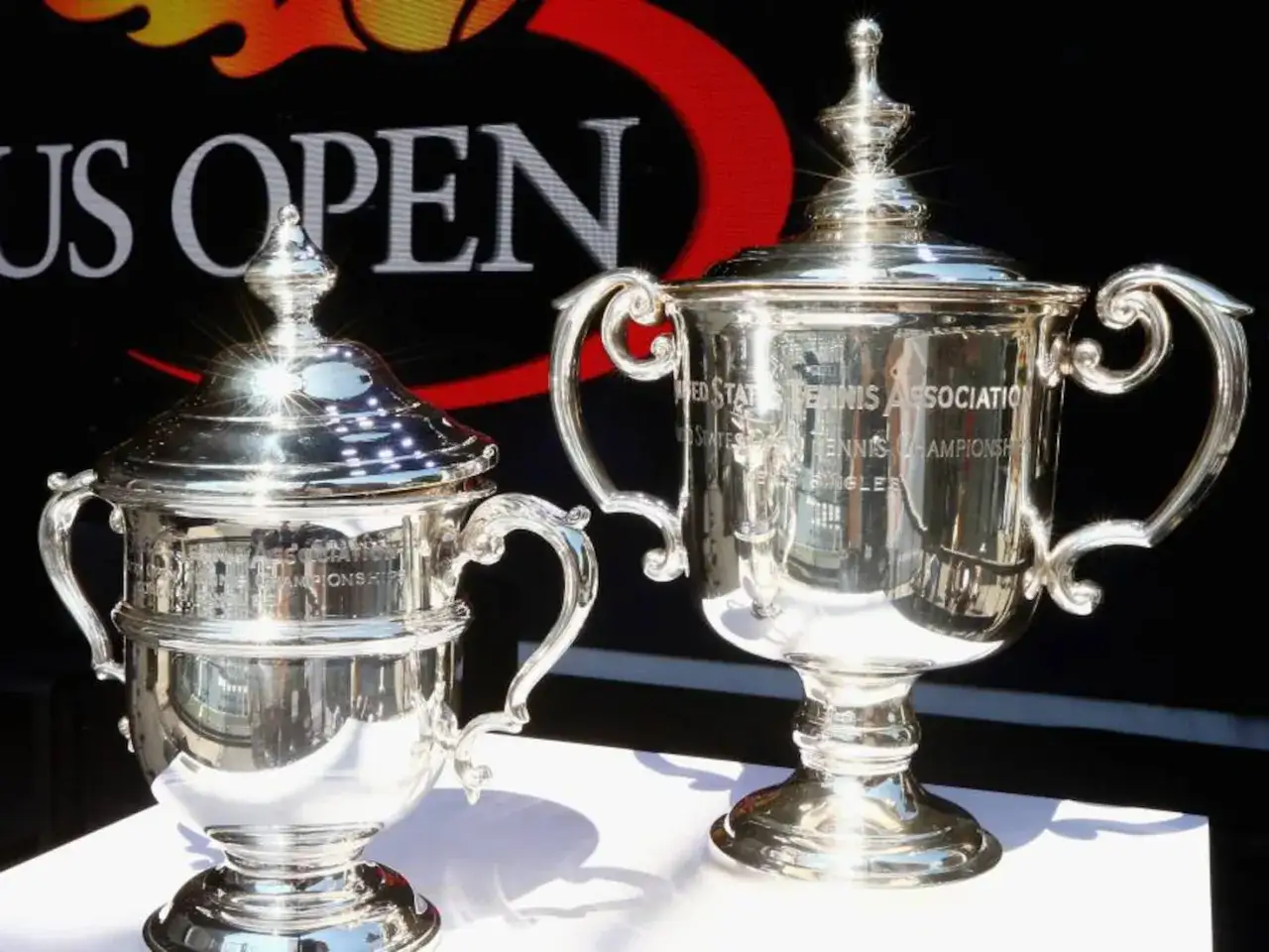 Dos trofeos plateados brillan, s&iacute;mbolos de los campeones Grand Slam del US Open.