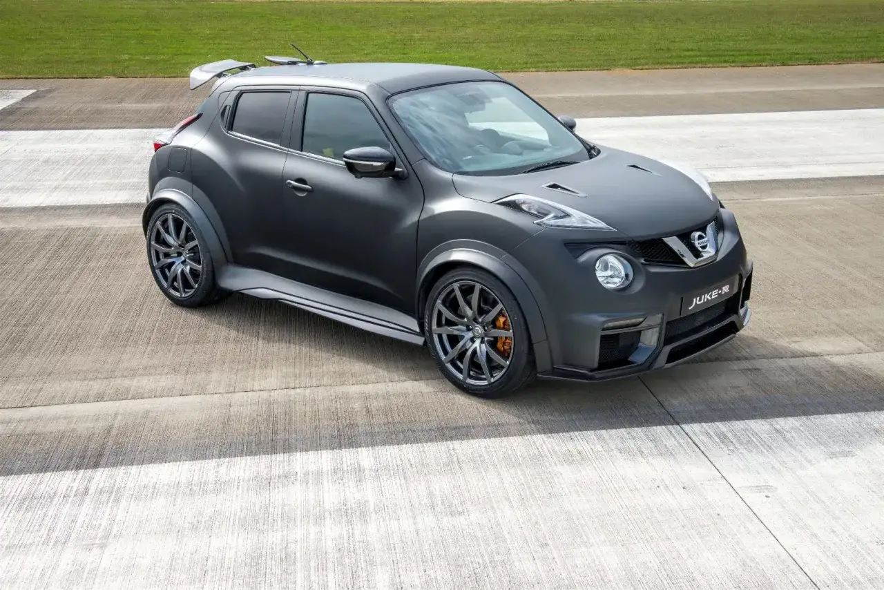 Nissan Juke R negro mate con alerón y llantas deportivas, listo para la acción en la pista.