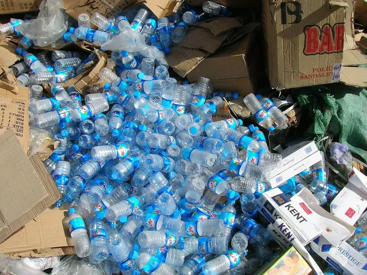 Góra butelek z **politereftalanu etylenu** czeka na recykling.