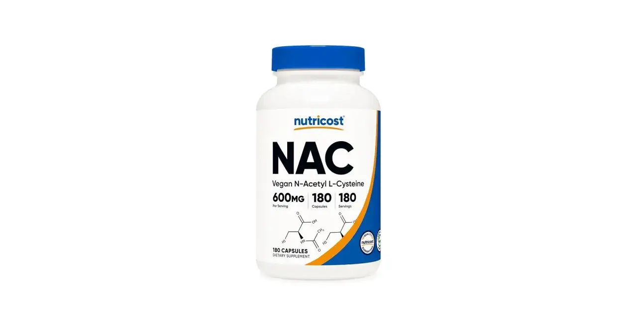 Biała butelka suplementu Nutricost NAC (N-acetylocysteina) z niebieską zakrętką. Zawiera 180 kapsułek po 600 mg.