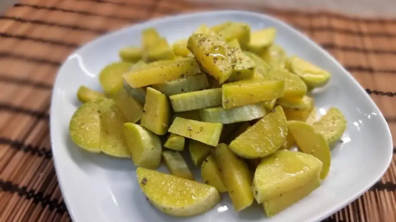 Zucchine trombetta in padella, un contorno semplice e gustoso, condito con olio e pepe.