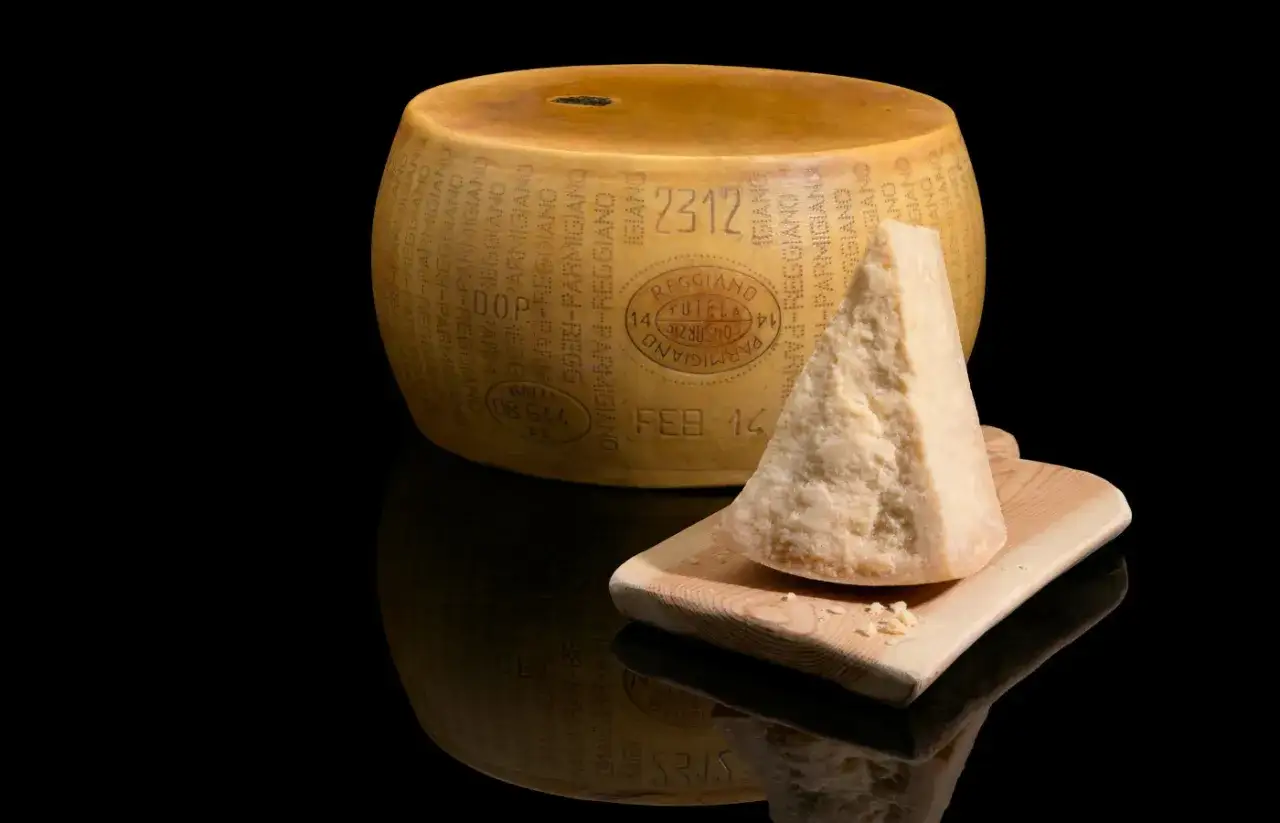 Parmigiano Reggiano oznaczenia na sk&oacute;rce DOP