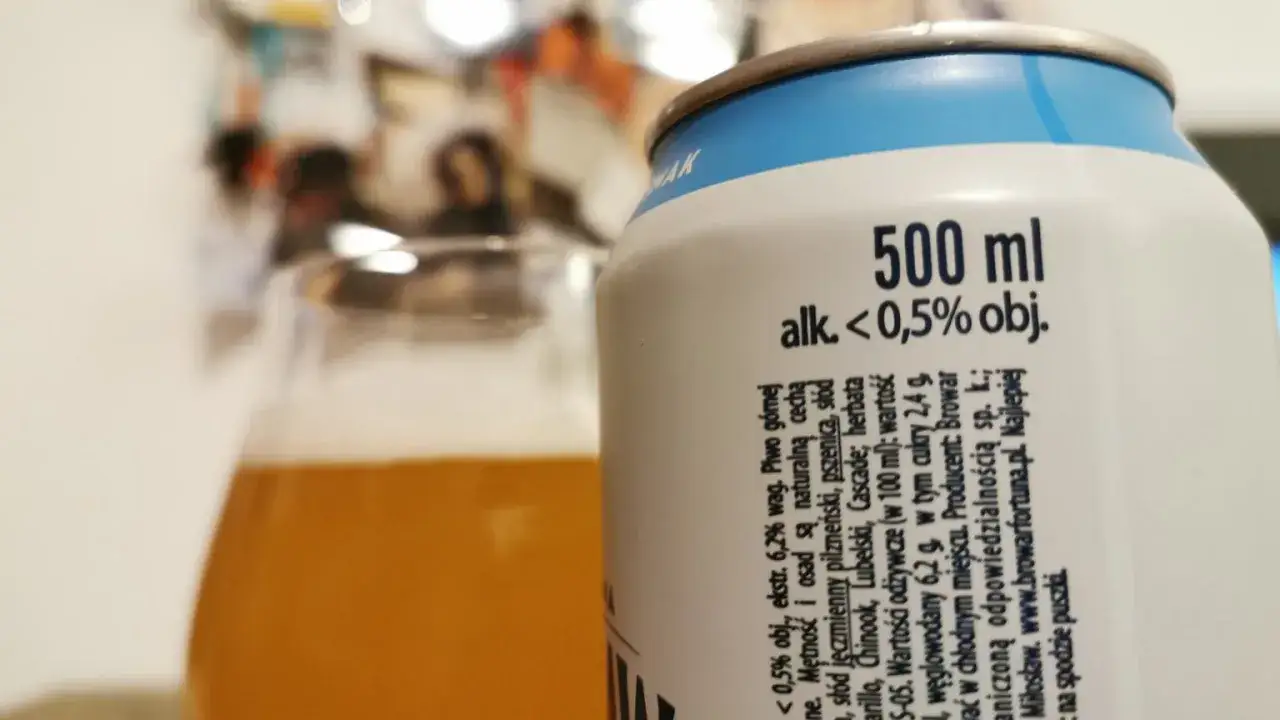 Puszka piwa z informacją o zawartości alkoholu: alk. < 0,5% obj. Idealne dla tych, którzy chcą wiedzieć, ile alkoholu jest w piwie.