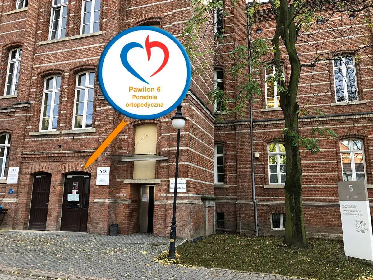 Budynek z cegły z napisem