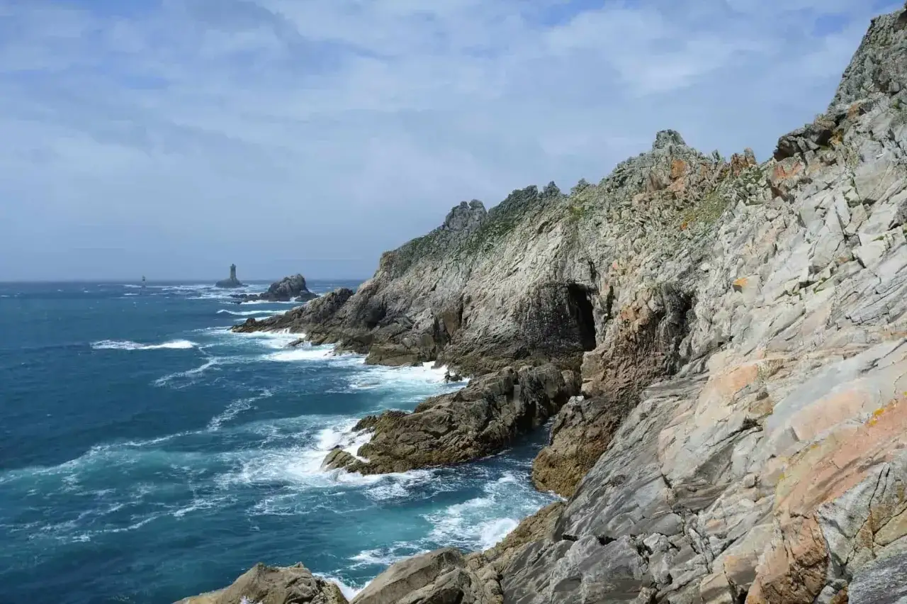 La Pointe du Raz, avec ses falaises rocheuses et ses phares au loin, invite à une exploration d'une journée. Combien de temps pour visiter la Pointe du Raz ? Prévoyez au moins 3 heures.