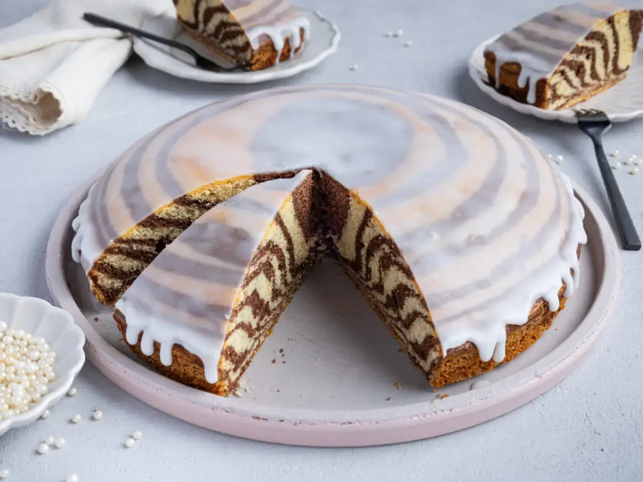 Ein k&ouml;stlicher Zebrakuchen mit Zuckerguss, perfekt f&uuml;r Ihr n&auml;chstes Zebrakuchen Rezept. Die Streifen sind ein echter Hingucker!