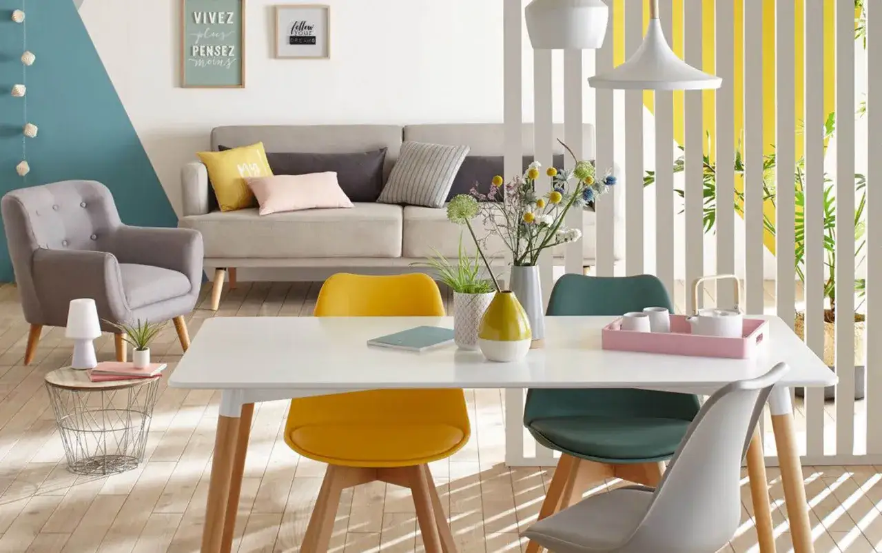 Id&eacute;es pour am&eacute;nager salon salle &agrave; manger 15m2 : canap&eacute;, fauteuil, table, chaises color&eacute;es, d&eacute;co murale.