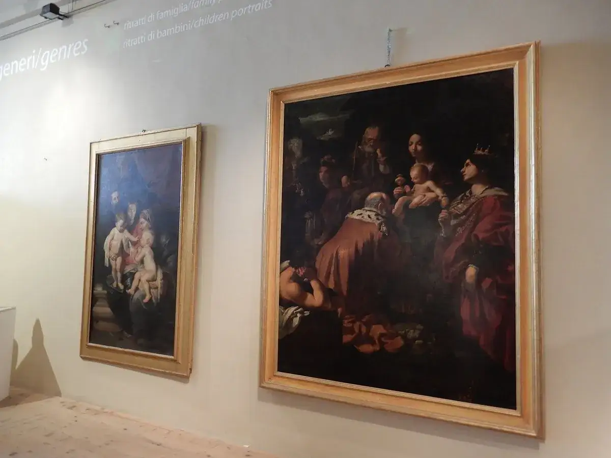 Dipinti religiosi e ritratti di famiglia nel museo d'arte per bambini a Siena.