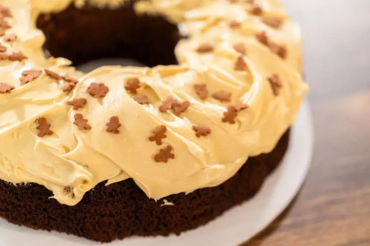 Czekoladowy brownie w kształcie wianka, polany kremowym lukrem i posypany piernikowymi ludzikami. Idealny na jesienne popołudnie, smakuje jak pumpkin spice.