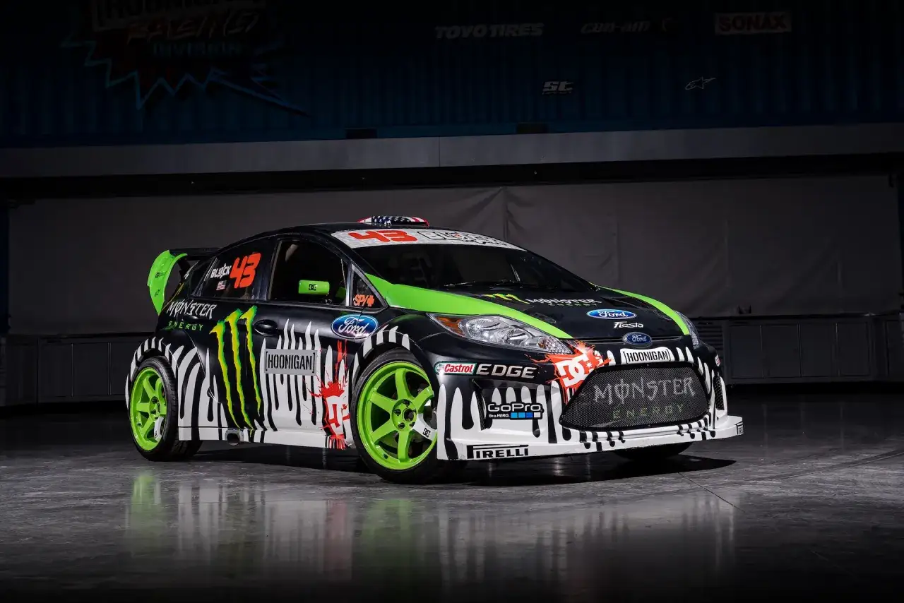 Ford Fiesta de rally con diseño de ken block, número 43, patrocinado por Monster Energy y Hoonigan.