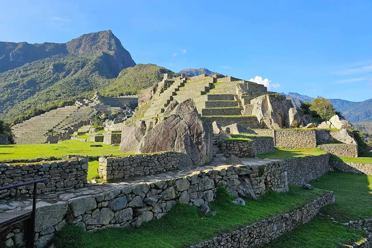 Terrazas y ruinas de piedra en Machu Picchu, un sitio emblem&aacute;tico que narra la historia de los Incas.