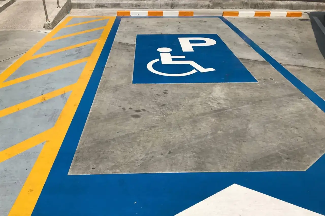 Segnale di parcheggio invalidi. Chi occupa questo spazio senza permesso rischia una multa salata.