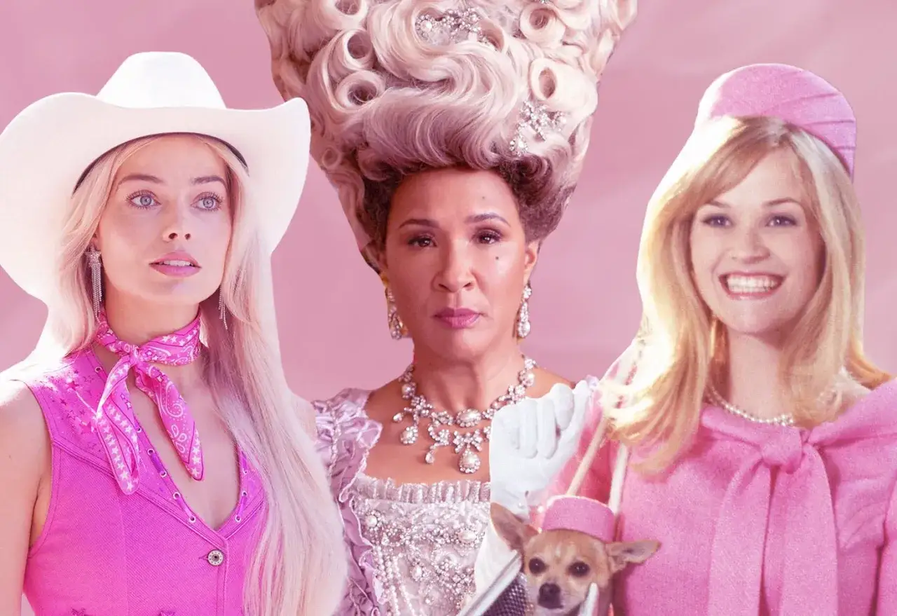 Tre kvinnor med blont hår i rosa kläder, inspirerade av ikoniska karaktärer, perfekta för blonda halloween-kostymer.