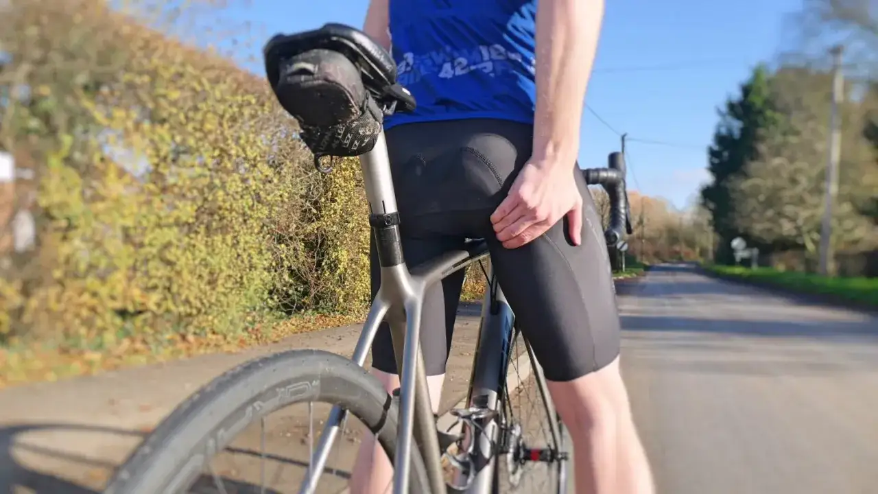 Cykelpendlare med ont i rumpan stannar för en paus längs en landsväg.
