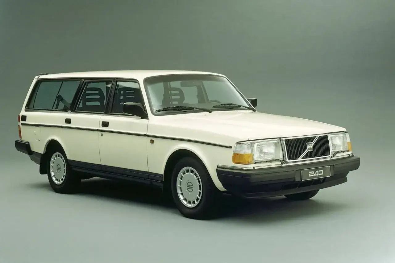 Vit Volvo 240 kombi från 1993, en pålitlig klassiker redo för nya äventyr.
