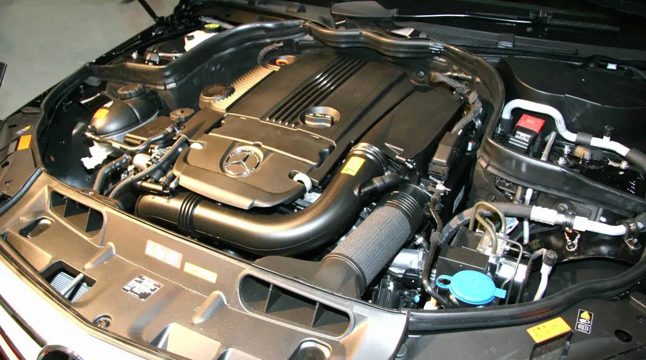 Mercedes-Benz Motorraum. Informieren Sie sich über die service a mercedes kosten, um Ihren Wagen in Topform zu halten.