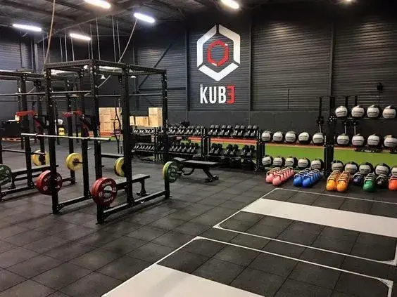 Wnętrze dobrze wyposażonego boxa CrossFit