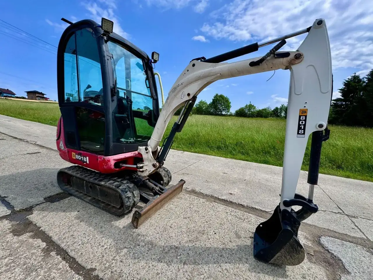 Koparka gąsienicowa JCB 8018 gotowa do pracy. Dane techniczne tej maszyny pozwalają na efektywne prace ziemne.