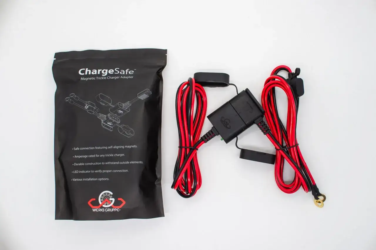Adapter ChargeSafe ułatwia podłączenie akumulatora do prostownika dzięki magnetycznemu złączu.