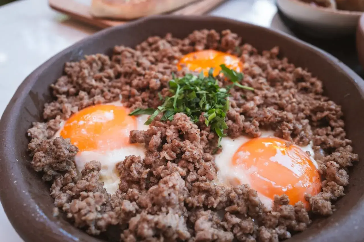 Mielone mięso z jajkami sadzonymi i ziołami. Idealne na dietę braci rodzeń, sycące i pełne białka.