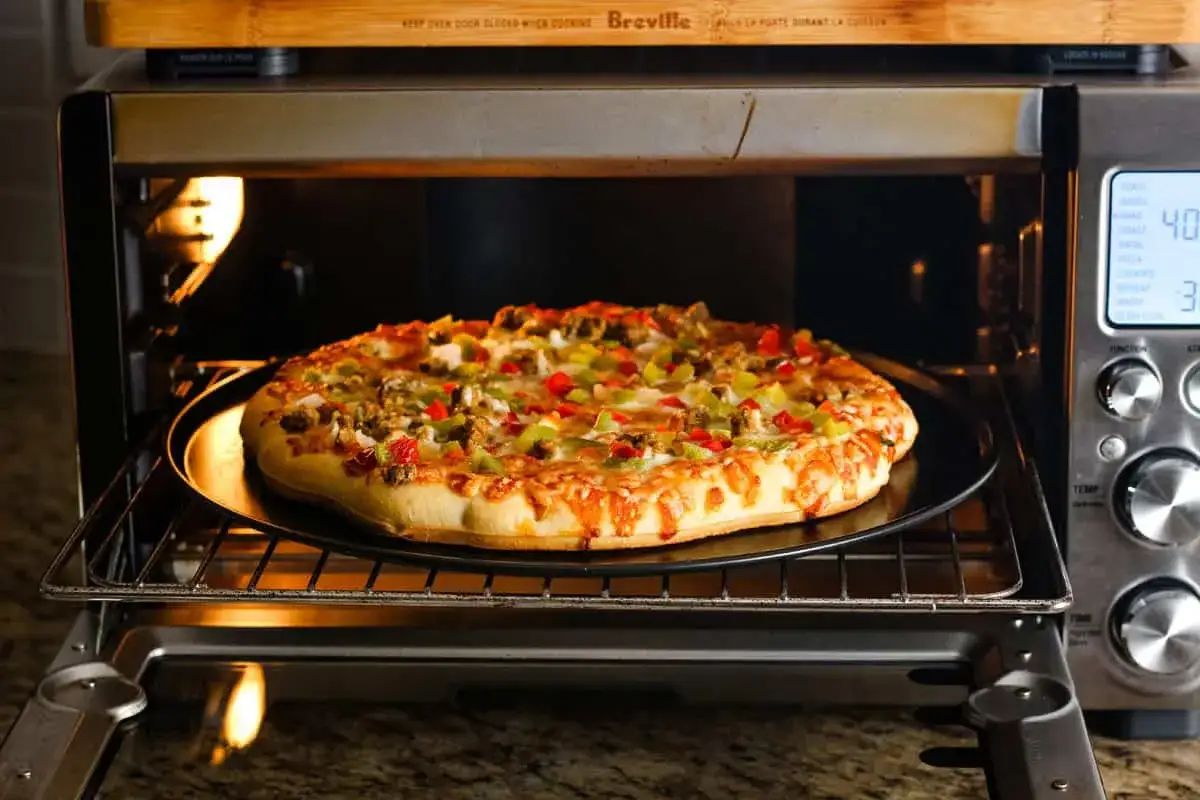 Gorąca, chrupiąca pizza z warzywami i serem, prosto z piekarnika. To musi być najlepsza mrożona pizza, jaką kiedykolwiek jadłeś!