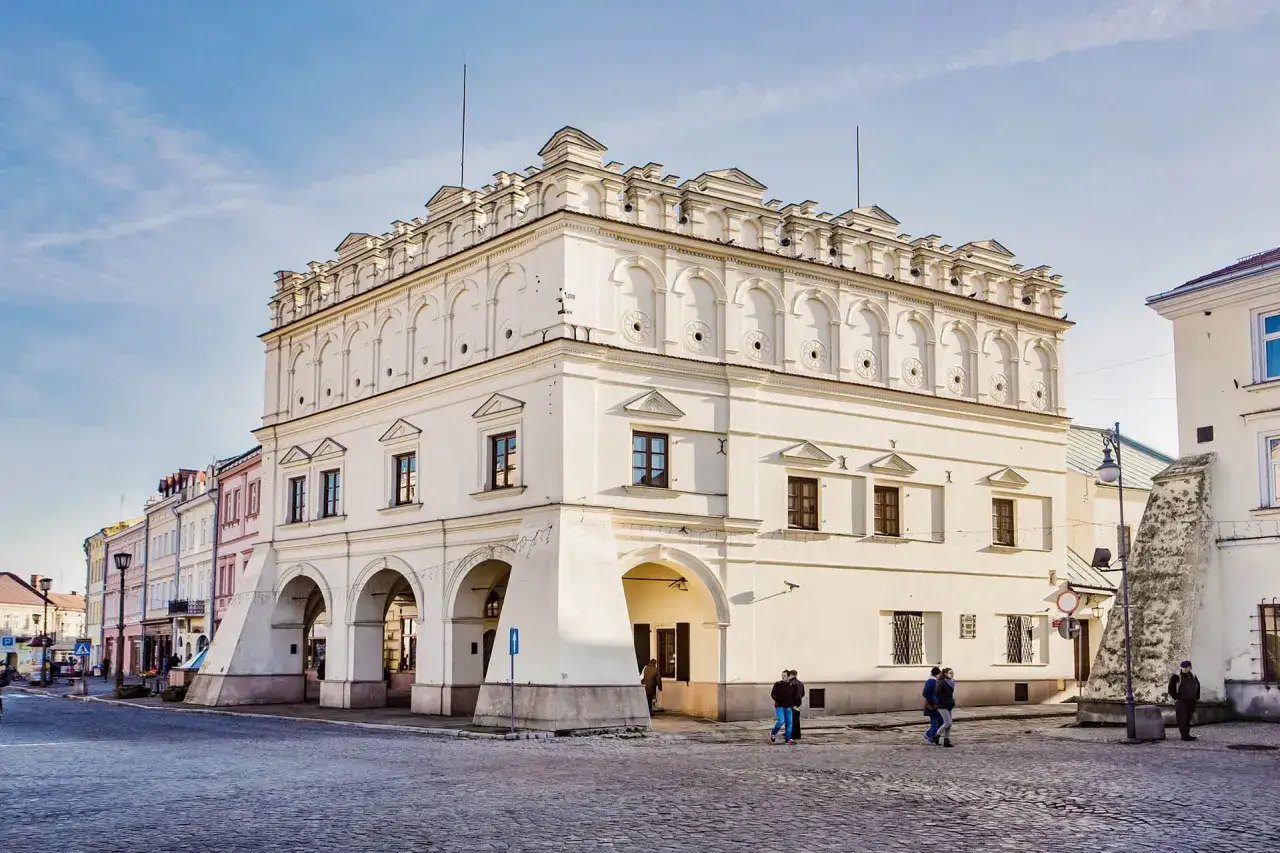 Rynek w Jarosławiu z pięknym ratuszem, kt&oacute;ry jest jedną z gł&oacute;wnych atrakcji miasta. Brukowany plac i kolorowe kamienice dopełniają malowniczy widok.