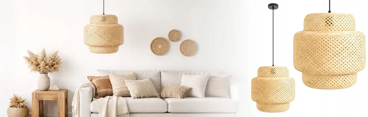 Przytulny salon z sofą, poduszkami i plecionym plafonem boho.