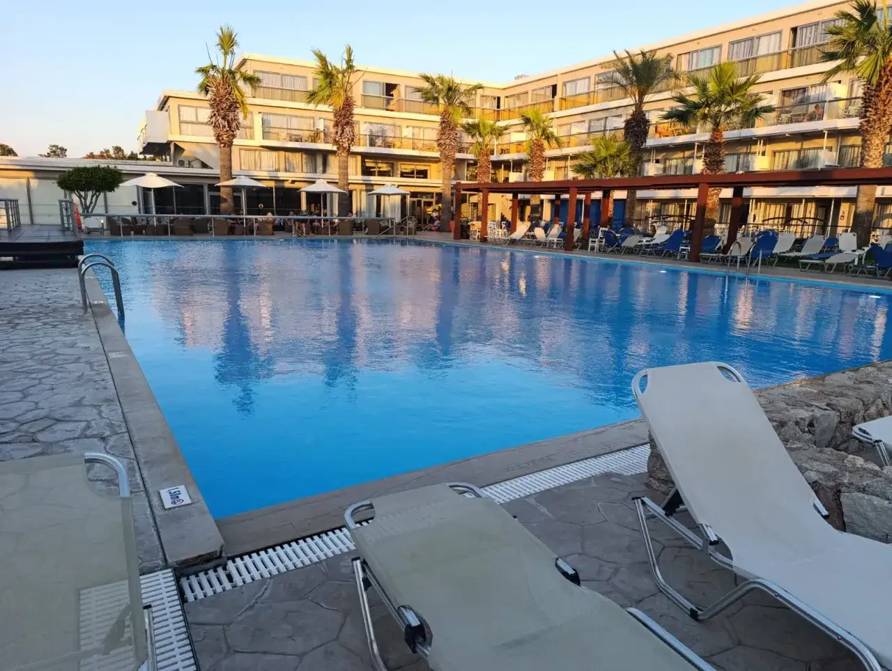 Basen w ośrodku all senses ocean blue seaside resort. Opinie gości potwierdzają relaks przy turkusowej wodzie i palmach.