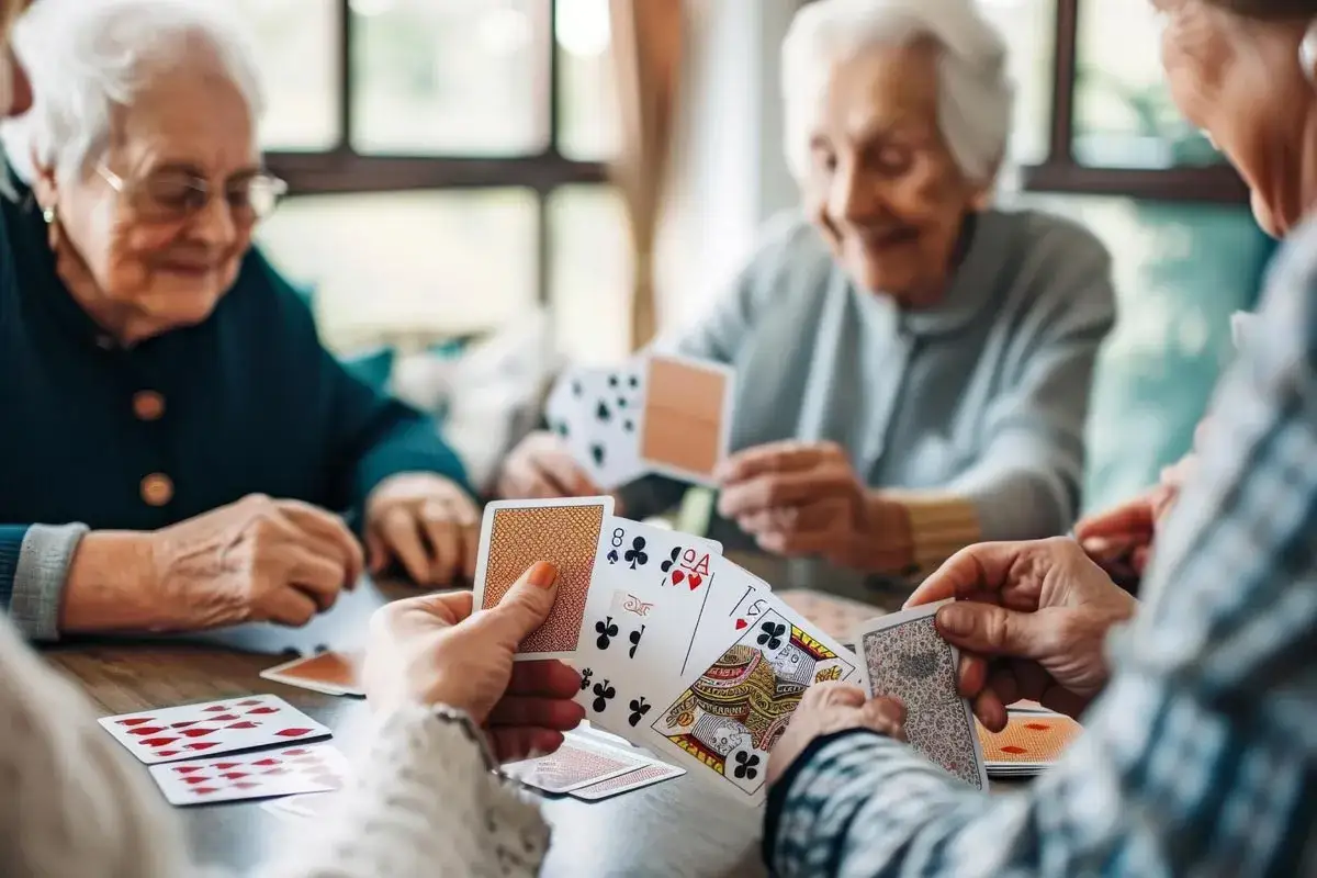 Des seniors jouent aux cartes, une activité qui stimule leurs exercices de planification et leur mémoire.