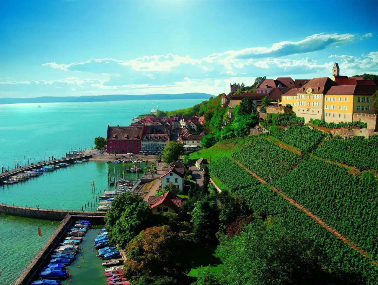 Blick auf Meersburg mit Hafen, Weinbergen und dem Geb&auml;ude des Meersburger Winzervereins.